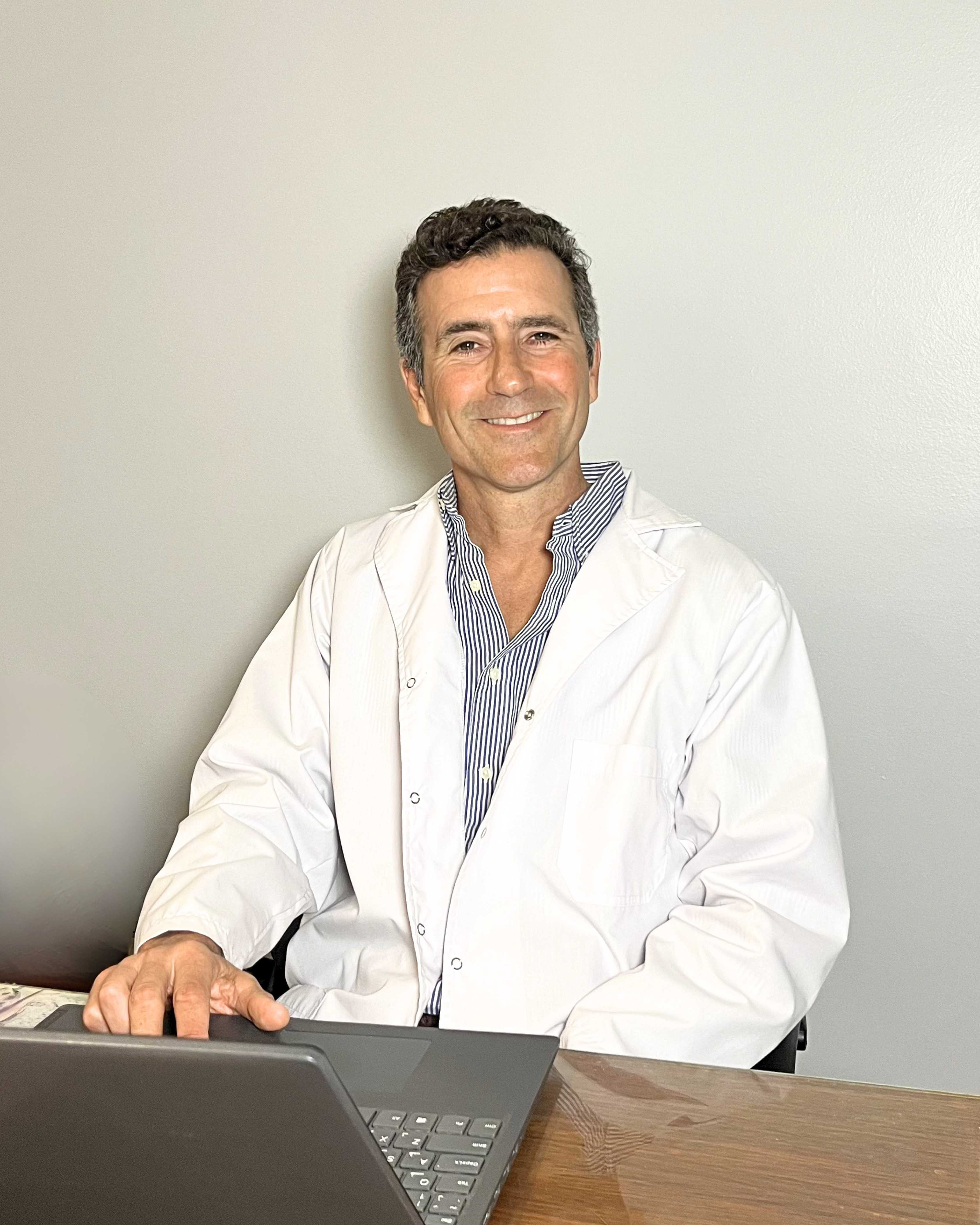 Dr. Liber Acosta en su consultorio